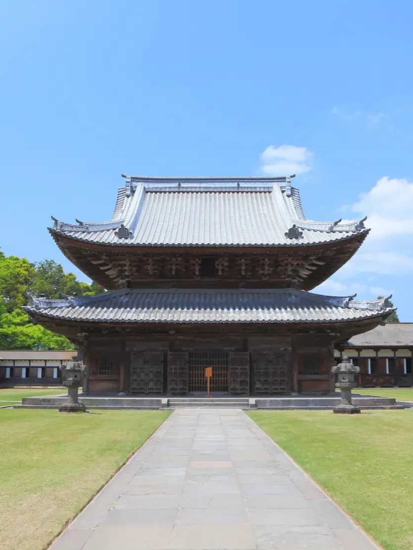 国宝 瑞龍寺の山門と参道